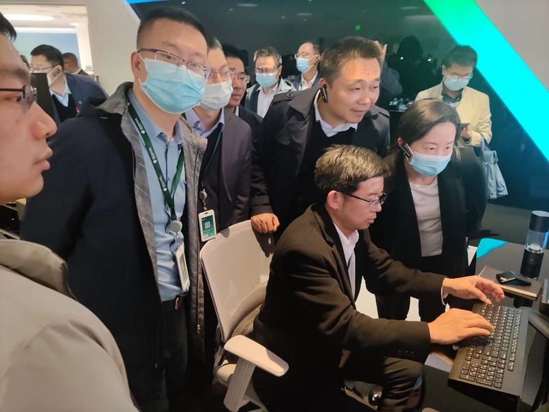 学员沉浸式体验智能穿戴设备、超级计算机、大数据存储设备等。