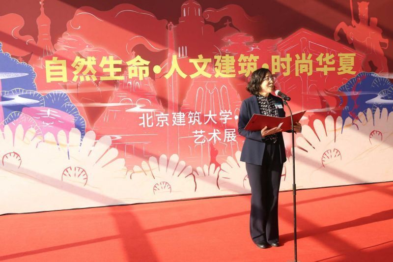 学院党委书记、常务副院长侯慧君在开幕式上致辞。侯慧君在致辞中对北京建筑大学一行表示诚挚欢迎。她强调,习近平总书记指出,“为党育才,是党校的独特价值所在。”国家教育行政学院作为培训全国教育系统各级各类领导干部、教师的最高学府,始终坚持党校姓党,坚持用习近平新时代中国特色社会主义思想凝心铸魂,坚持宣传引领马克思主义创新理论与实践紧密结合,与中华优秀传统文化紧密结合,致力于营造“无处不是教育场所、无处不是传统文化”的浓厚氛围,努力把学院建设成为广大学员启迪智慧、涵养情怀、锻炼党性、教育强国的精神家园。“剪纸”作为世界非物质文化遗产,具有重要的艺术价值、教育价值和社会价值。此次“新剪纸艺术展”使学院师生员工能在近距离观赏中感受剪纸之美,获得艺术熏陶,切实彰显了“以美育人、以文化人”的美育理念。双方将以此次新剪纸艺术展为契机,充分发挥学院干训师训优势,继续深化在干部培训、学术交流、校园文化、课题研究、特色课程、现场教学基地建设等方面的合作,共同推动教育高质量发展,建设教育强国,为实现教育现代化贡献力量。 学院党委书记、常务副院长侯慧君在开幕式上致辞。侯慧君在致辞中对北京建筑大学一行表示诚挚欢迎。她强调,习近平总书记指出,“为党育才,是党校的独特价值所在。”国家教育行政学院作为培训全国教育系统各级各类领导干部、教师的最高学府,始终坚持党校姓党,坚持用习近平新时代中国特色社会主义思想凝心铸魂,坚持宣传引领马克思主义创新理论与实践紧密结合,与中华优秀传统文化紧密结合,致力于营造“无处不是教育场所、无处不是传统文化”的浓厚氛围,努力把学院建设成为广大学员启迪智慧、涵养情怀、锻炼党性、教育强国的精神家园。“剪纸”作为世界非物质文化遗产,具有重要的艺术价值、教育价值和社会价值。此次“新剪纸艺术展”使学院师生员工能在近距离观赏中感受剪纸之美,获得艺术熏陶,切实彰显了“以美育人、以文化人”的美育理念。双方将以此次新剪纸艺术展为契机,充分发挥学院干训师训优势,继续深化在干部培训、学术交流、校园文化、课题研究、特色课程、现场教学基地建设等方面的合作,共同推动教育高质量发展,建设教育强国,为实现教育现代化贡献力量。