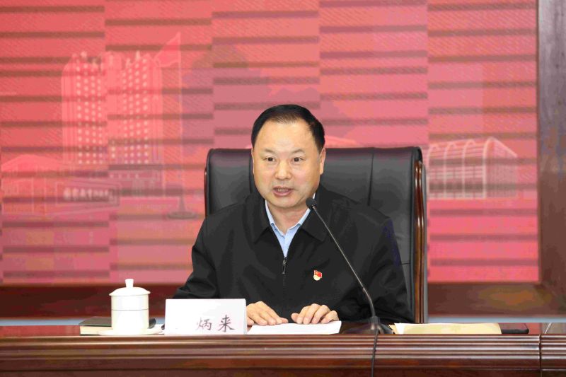 刘炳来对学院主题教育提出明确要求。他强调,要提高政治站位,深刻认识开展主题教育的重大政治意义、理论意义、实践意义,切实把思想和行动统一到习近平总书记的重要讲话精神中来;要把握好总要求,把开展主题教育同全面落实习近平总书记关于教育重要论述和指示批示精神、党的二十大关于教育的决策部署结合起来,同推进教育中心工作结合起来,全面贯彻党的教育方针,持续强化教育改革;要聚焦根本任务,一切工作安排、一切推进措施、一切工作要求都要紧紧围绕这个主线来优化、来开展;要紧盯具体目标,坚持目标导向和问题导向相结合,有的放矢、精准发力推动各项任务落实落地;要贯通重点措施,有机融合、一体推进,努力把工作做扎实、做到位,推动主题教育取得实效。 刘炳来对学院主题教育提出明确要求。他强调,要提高政治站位,深刻认识开展主题教育的重大政治意义、理论意义、实践意义,切实把思想和行动统一到习近平总书记的重要讲话精神中来;要把握好总要求,把开展主题教育同全面落实习近平总书记关于教育重要论述和指示批示精神、党的二十大关于教育的决策部署结合起来,同推进教育中心工作结合起来,全面贯彻党的教育方针,持续强化教育改革;要聚焦根本任务,一切工作安排、一切推进措施、一切工作要求都要紧紧围绕这个主线来优化、来开展;要紧盯具体目标,坚持目标导向和问题导向相结合,有的放矢、精准发力推动各项任务落实落地;要贯通重点措施,有机融合、一体推进,努力把工作做扎实、做到位,推动主题教育取得实效。