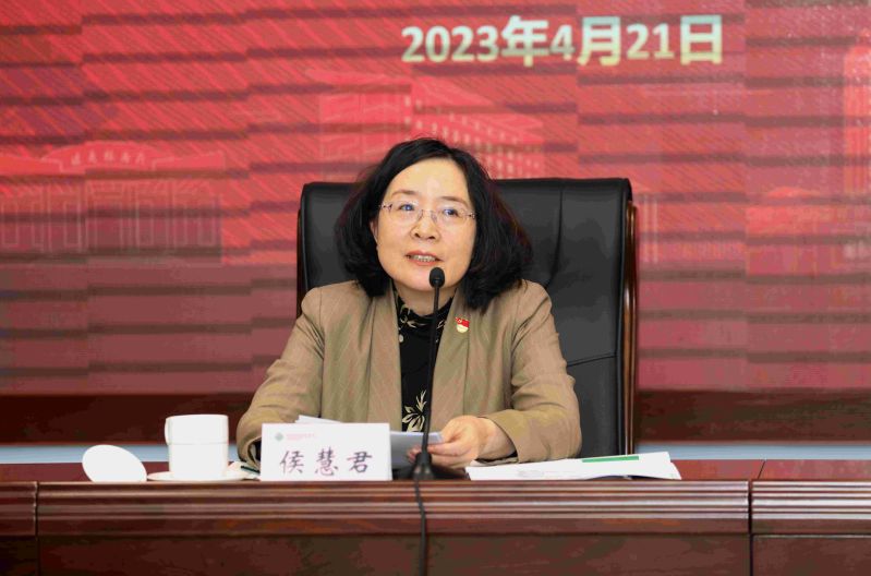 侯慧君强调,学院全体党员干部要站在增强“四个意识”、坚定“两个确立”、做到“两个维护”的政治高度,深刻领悟习近平总书记重要讲话精神,认真学习领会、深刻领悟开展主题教育对学院事业发展的重要意义,迅速把思想和行动统一到党中央决策部署上来,统一到部党组的要求安排上来,切实开展好主题教育。侯慧君强调,要牢牢把握“学思想、强党性、重实践、建新功”的总要求,紧紧锚定主题教育的目标任务,明确工作安排,加强组织保障,坚持学思用贯通、知信行统一,深入学习贯彻习近平新时代中国特色社会主义思想,贯通学习习近平总书记关于教育和干部教育的重要论述和指示批示精神,突出围绕中心、服务大局,突出以上率下、以点带面,突出党委带动、支部联动,把习近平新时代中国特色社会主义思想转化为坚定理想、锤炼党性和指导实践、推动工作的强大力量,努力在以学铸魂、以学增智、以学正风、以学促干方面取得实实在在的成效,为把学院建设成为高水平、有特色、国内领先、国际知名的干部和教师教育培训院校,有效助力教育强国建设提供坚强保障。侯慧君强调,学院开展主题教育工作要高位统筹、协同推进、落实落地、遵守纪律、争树典型、强化考核,激发主体自觉,开创干部教师教育培训事业新局面,确保主题教育取得扎实成效。 侯慧君强调,学院全体党员干部要站在增强“四个意识”、坚定“两个确立”、做到“两个维护”的政治高度,深刻领悟习近平总书记重要讲话精神,认真学习领会、深刻领悟开展主题教育对学院事业发展的重要意义,迅速把思想和行动统一到党中央决策部署上来,统一到部党组的要求安排上来,切实开展好主题教育。侯慧君强调,要牢牢把握“学思想、强党性、重实践、建新功”的总要求,紧紧锚定主题教育的目标任务,明确工作安排,加强组织保障,坚持学思用贯通、知信行统一,深入学习贯彻习近平新时代中国特色社会主义思想,贯通学习习近平总书记关于教育和干部教育的重要论述和指示批示精神,突出围绕中心、服务大局,突出以上率下、以点带面,突出党委带动、支部联动,把习近平新时代中国特色社会主义思想转化为坚定理想、锤炼党性和指导实践、推动工作的强大力量,努力在以学铸魂、以学增智、以学正风、以学促干方面取得实实在在的成效,为把学院建设成为高水平、有特色、国内领先、国际知名的干部和教师教育培训院校,有效助力教育强国建设提供坚强保障。侯慧君强调,学院开展主题教育工作要高位统筹、协同推进、落实落地、遵守纪律、争树典型、强化考核,激发主体自觉,开创干部教师教育培训事业新局面,确保主题教育取得扎实成效。