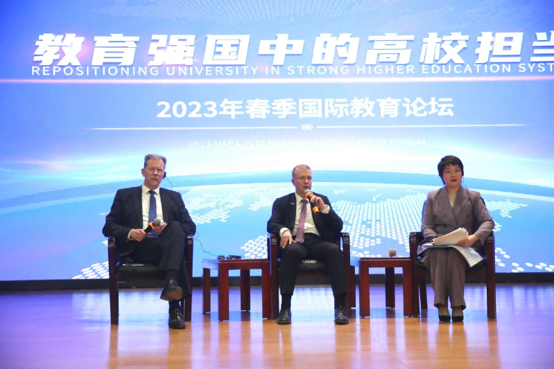 4月17日星期一下午,研修班全体学员参加了学院春季国际教育论坛。论坛以“教育强国中的高校担当”为主题,分为两个环节。一是校长对话环节,主题为“高校赋能国家和区域战略发展:机制与路径”。 4月17日星期一下午,研修班全体学员参加了学院春季国际教育论坛。论坛以“教育强国中的高校担当”为主题,分为两个环节。一是校长对话环节,主题为“高校赋能国家和区域战略发展:机制与路径”。