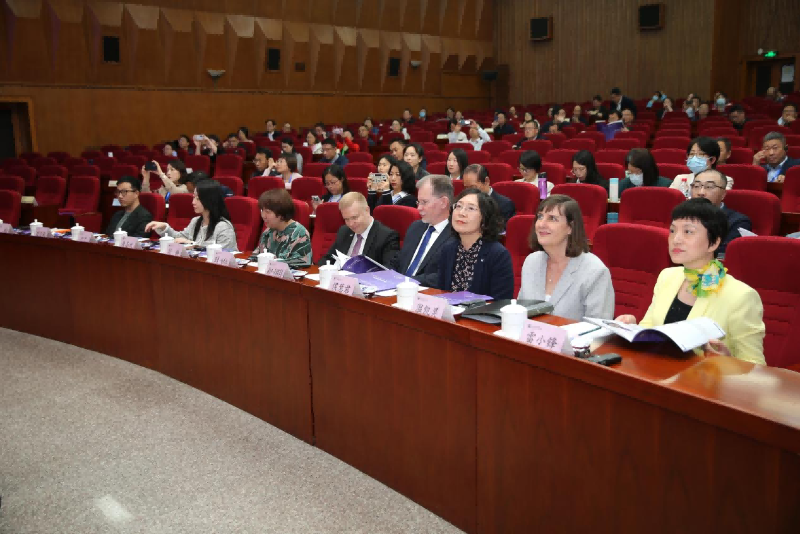 学院党委书记、常务副院长侯慧君出席论坛开幕式并致辞。 学院党委书记、常务副院长侯慧君出席论坛开幕式并致辞。