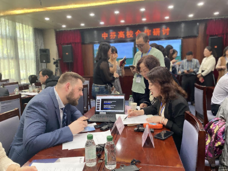 4月18日星期二下午,研修班特别安排了中芬高校合作研讨环节。 4月18日星期二下午,研修班特别安排了中芬高校合作研讨环节。