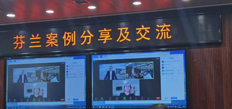 主题对话后,是本次研修班的第二次芬兰案例分享及交流环节。以“应用型人才培养”为主题,罗约阿应用科学大学副校长卡特莉·奥雅萨洛(Katri Ojasalo)以及坦佩雷应用科学大学副校长艾瑞·西维拉(Ari Sivula)在线上做案例分享并与学员互动交流。 主题对话后,是本次研修班的第二次芬兰案例分享及交流环节。以“应用型人才培养”为主题,罗约阿应用科学大学副校长卡特莉·奥雅萨洛(Katri Ojasalo)以及坦佩雷应用科学大学副校长艾瑞·西维拉(Ari Sivula)在线上做案例分享并与学员互动交流。