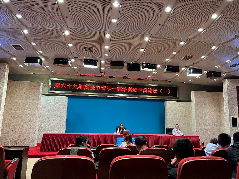 江西制造职业技术学院张艳同学代表华东、华南组以“搭平台 建团队 拓项目 哺教学”为主题进行了汇报。