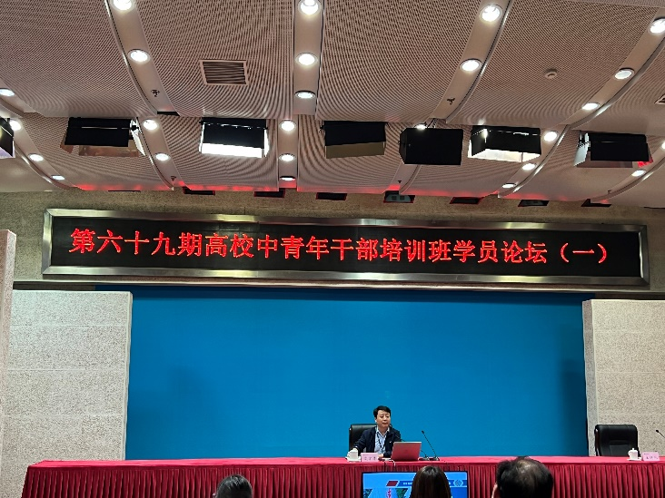 杨凌职业技术学院郑伟同学代表中部组以“服务区域经济发展 助力国家乡村振兴”为主题进行了汇报。