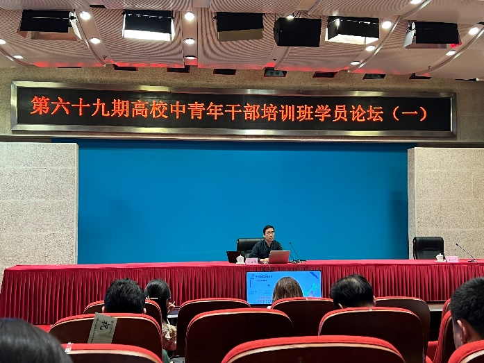 成都航空职业技术学院王昌昊同学代表西部组以“职业教育服务区域经济高质量发展”为主题进行了汇报。