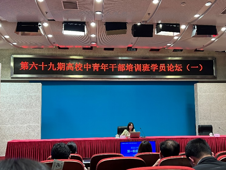 在阶段性学习总结阶段，重庆城市管理职业学院张睿同学围绕“系统性、实效性”两个方面对第一阶段的学习进行了回顾，并从“一心、一忧、一本领”三个维度分享了学习体会。