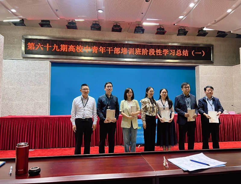 总班主任佛朝晖老师对第一阶段学习作了小结，并对下一阶段学习提出相关要求。（撰稿：宣传委员 苏州经贸职业技术学院科技处处长 许应楠；审稿：分班主任 教育行政教研部 李虔  ）