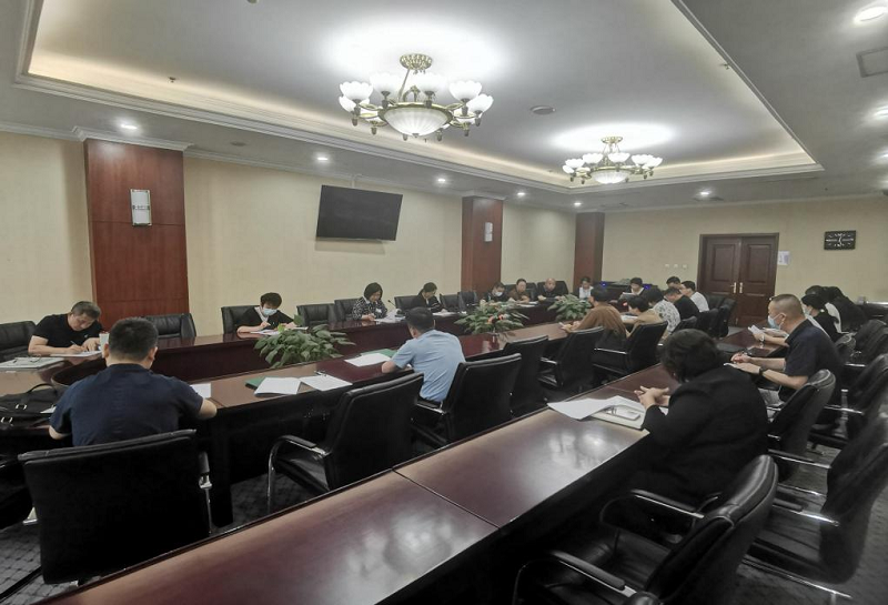 5月28日至6月3日,根据教学计划安排,在国家教育行政学院进修二部副主任刘丽红、班主任佛朝晖教授带领下,在安徽省教育厅、相关高职院校和企业大力支持下,第69期高校中青年干部培训班安徽调研团学员顺利完成赴安徽专题调研活动。
本次调研主题是“推进职普融通、产教融合、科教融汇,促进职业教育服务区域经济发展”。调研期间,先后前往合肥市现代职业教育公共实训中心、科大讯飞股份有限公司、京东方科技集团股份有限公司、合肥职业技术学院、蔚来汽车(安徽)有限公司、安徽职业技术学院、三只松鼠股份有限公司、安徽机电职业技术学院、芜湖职业技术学院、安徽商贸职业技术学院、宣城职业技术学院、安徽宣酒集团股份有限公司等高职院校和龙头企业,就“双高计划”建设、本科职业教育、产教融合、科教融汇的实践探索等问题,通过座谈会、现场教学等方式进行了深入的交流和学习。 5月28日至6月3日,根据教学计划安排,在国家教育行政学院进修二部副主任刘丽红、班主任佛朝晖教授带领下,在安徽省教育厅、相关高职院校和企业大力支持下,第69期高校中青年干部培训班安徽调研团学员顺利完成赴安徽专题调研活动。
本次调研主题是“推进职普融通、产教融合、科教融汇,促进职业教育服务区域经济发展”。调研期间,先后前往合肥市现代职业教育公共实训中心、科大讯飞股份有限公司、京东方科技集团股份有限公司、合肥职业技术学院、蔚来汽车(安徽)有限公司、安徽职业技术学院、三只松鼠股份有限公司、安徽机电职业技术学院、芜湖职业技术学院、安徽商贸职业技术学院、宣城职业技术学院、安徽宣酒集团股份有限公司等高职院校和龙头企业,就“双高计划”建设、本科职业教育、产教融合、科教融汇的实践探索等问题,通过座谈会、现场教学等方式进行了深入的交流和学习。