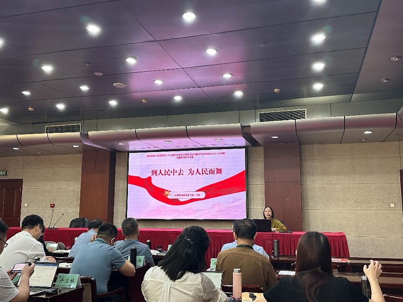 四班学员代表广东舞蹈戏剧职业学院肖燕领学并以《到人民中去 为人民而舞》为题分享学习体会。 四班学员代表广东舞蹈戏剧职业学院肖燕领学并以《到人民中去 为人民而舞》为题分享学习体会。