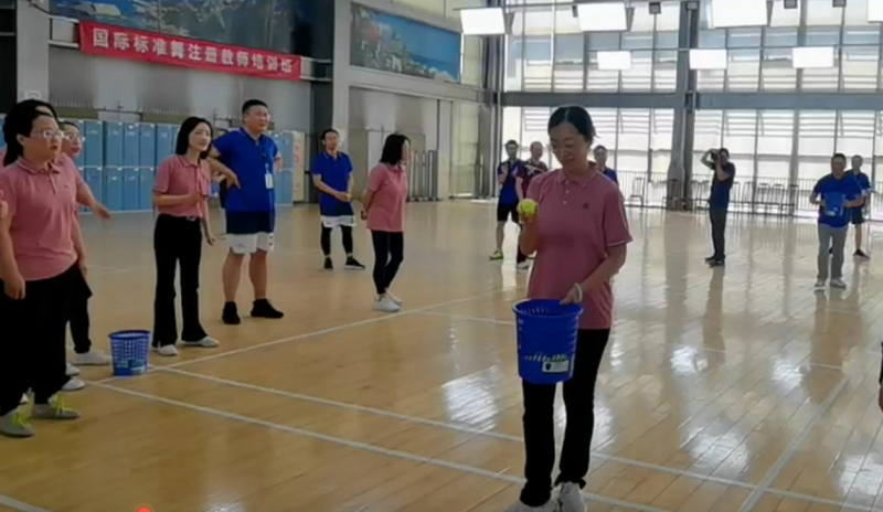 绣球抛接的默契让人惊讶。