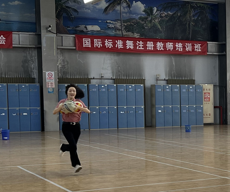 为丰富校园文化生活，提高班级凝聚力，发扬团结奋斗精神，发挥体育运动增进感情，增强体质，磨练意志的积极作用，6月14日第69期高校中青年干部培训班（高职中青第10期）在国家教育行政学院体育馆举办趣味运动会。经过激烈的角逐，一班获得冠军，三班和四班获得亚军，二班获得季军。