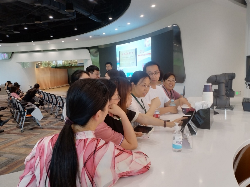 产品总监鲁维向学员们介绍联想职教集团业务和发展现状，大家就先进制造业实训基地建设、校企合作等方面进行了交流。（撰稿人：学员 苏州经贸职业技术学院 许应楠；审稿人：分班主任 教育行政教研部 李虔）