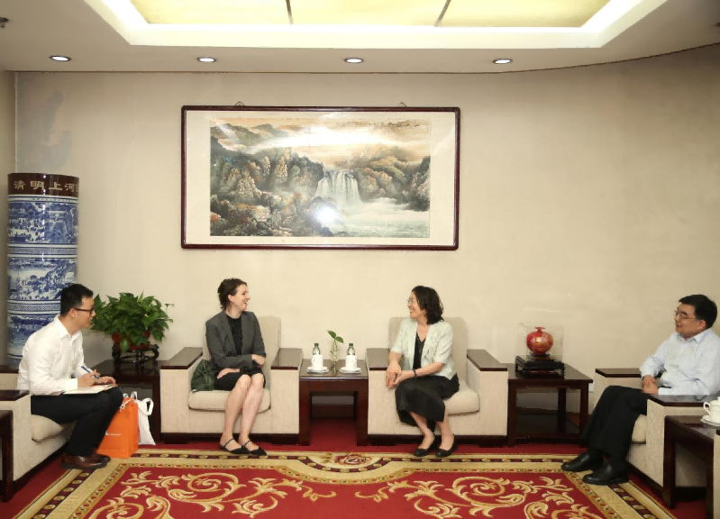 6月27日，荷兰驻华使馆教育科学参赞康思敏一行来院访问。学院党委书记、常务副院长侯慧君与其会谈。副院长王治军陪同出席，学院国际合作交流处处长井美莹以及有关工作人员参加活动。
座谈时，侯慧君对康思敏一行的到来表示欢迎，并就其对学院春季学期国际教育论坛的支持表示感谢。侯慧君介绍了学院的使命职责和任务，强调学院重视通过多种形式拓展学员国际视野、加强学员与国际同行的思想碰撞和实践分享。她表示，荷兰作为欧洲高等教育强国，理工类大学优势明显，在科技人才培养，服务区域经济发展方面独具特色。期待双方能共同搭建桥梁，促成荷兰高校领导者与在学院培训学习的中国高校中高层管理者对话和交流，共享经验、共商合作。