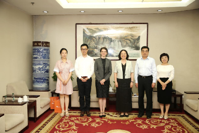 康思敏谈到，国家教育行政学院在中国教育系统中具有独特使命和重要作用，学院的项目设计和课程内容值得学习和推广。她表示，使馆教育科技处愿意继续为中荷教育管理者搭建沟通桥梁，进一步推动服务两国教育的交流与合作。
双方还就未来可开展的具体合作交换了意见。（撰稿：国际合作交流处 郭桢；审稿：井美莹）