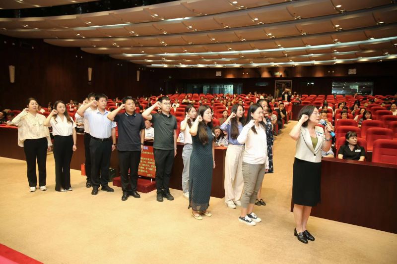 会上，侯慧君书记为2022-2023年新入职的12位同志颁授院徽，并带领新进工作人员进行入职宣誓。（撰稿：教师工作与研究部 祁雅婷；审稿：宣传中心 李海鹏）