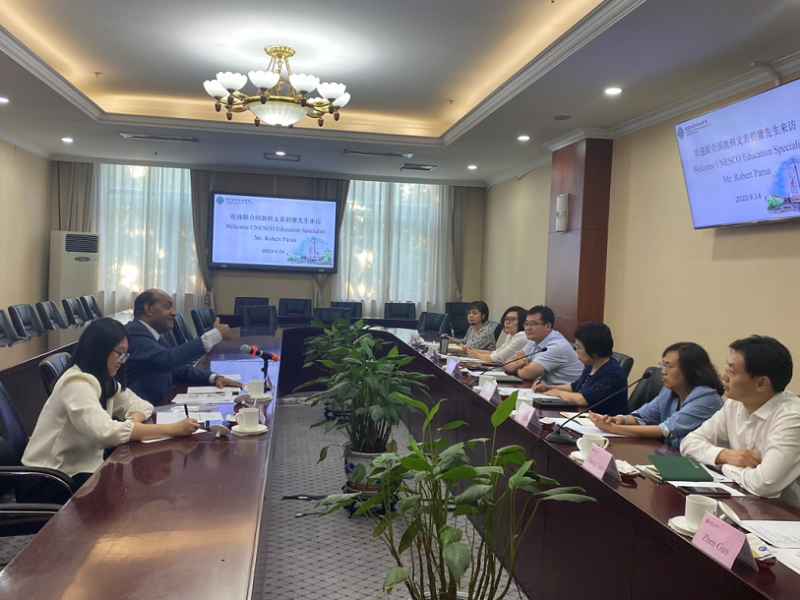 学院教务部兼远程培训部主任樊平军、进修一部主任丁月牙、干部教育研究中心主任刘亚荣、国际合作交流处处长井美莹、国际合作交流处副处长陈正等相关部门负责人与裴伯庸进行了工作会谈，就培训与科研课题合作等具体项目进行了讨论。