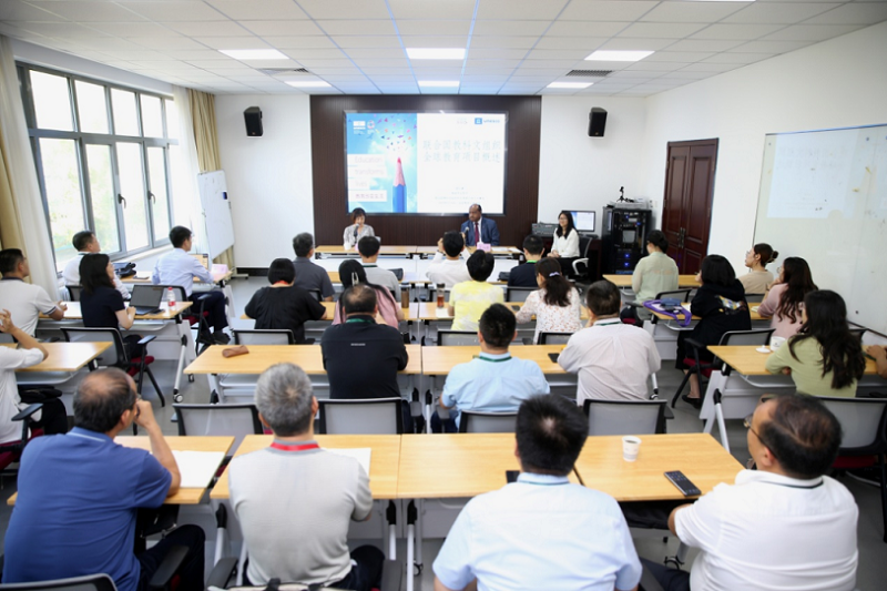 裴伯庸还以国际学术沙龙的形式，为我院高校领导干部进修班、中青班等部分培训班次学员开设了主题为“联合国教科文全球教育项目：重点和趋势”的讲座。学员们纷纷表示，通过此次与联合国教科文组织资深专家对话，扩宽了教育视野，提升了国际素养。（供稿：国际合作交流处）