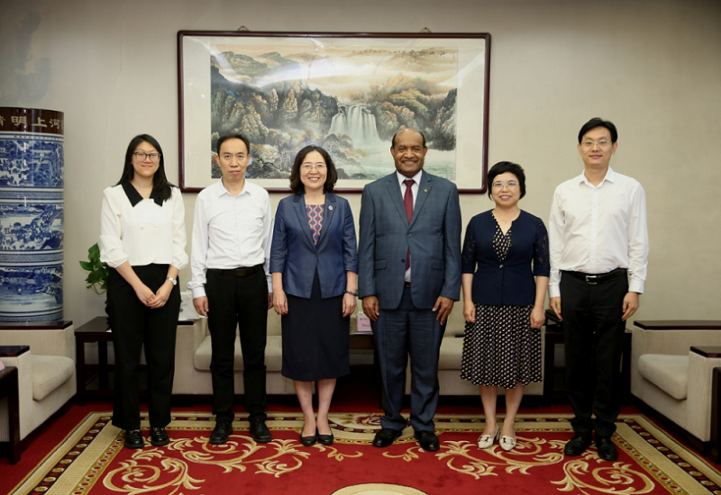 9月14日下午，联合国教科文组织东亚多部门地区办事处教育项目官员裴伯庸（Robert Parua）先生访问我院, 学院党委书记、常务副院长侯慧君会见来宾，副院长于京天及国际合作交流处有关负责人参加了会见。