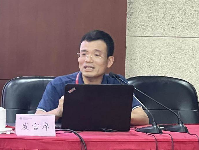 南宁职业技术学院副院长李东升代表华南研讨小组发言。他从“对——存在的问题”“策——思路与举措”两个层面指出了问题，认为加强师资队伍建设、深度推进产教融合校企合作、全方位深化教育教学改革、坚持走特色办学之路、打造政校行企多方合作平台、坚持以教学为中心的院校治理体系和推动校地联动、校城共生是解决面临问题的七大对策。