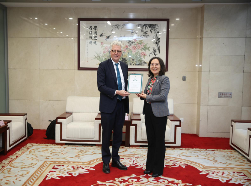 学院党委书记、常务副院长侯慧君在客座教授聘请仪式上向悉尼大学校长马克·斯科特（Mark Scott）颁发客座教授聘书。