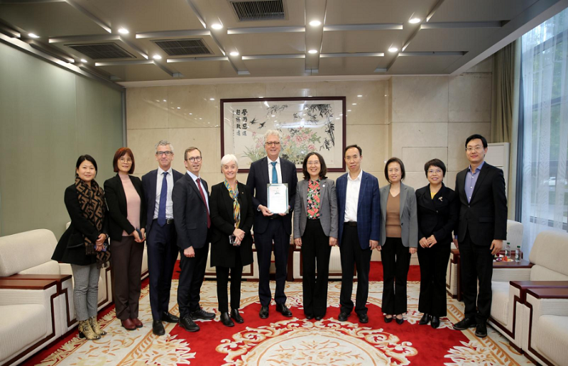 2023年11月7日下午，悉尼大学校长马克·斯科特（Mark Scott）、副校长艾玛·约翰斯顿(Emma Johnston)等访问我院，学院党委书记、常务副院长侯慧君会见来宾，副院长于京天、副司级院领导陈丽萍和国际合作交流处负责同志参加了会见。