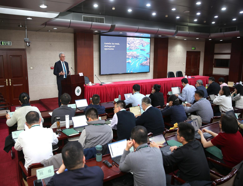 11月7日下午，悉尼大学校长马克·斯科特（Mark Scott）在校长大厦求是厅为第四期教育部直属系统中青年干部培训班暨第七十期高校中青年干部培训班作题为：澳大利亚教育改革新时代（The New Era of Australian Education Reform）的专题报告。