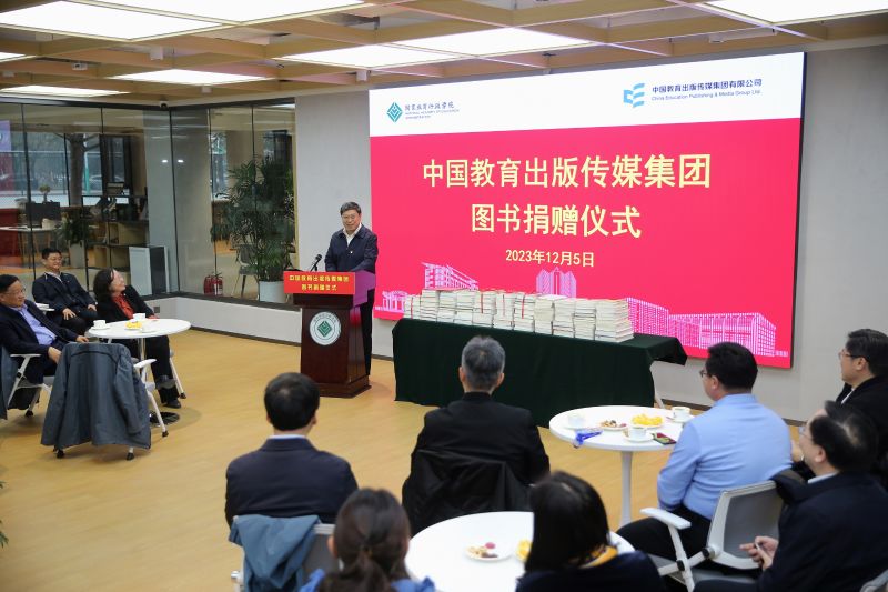冯云生在捐赠仪式上致辞。他表示，中国教育出版传媒集团作为教育图书出版行业的国家队、主力军和推进全民阅读的重要力量，始终坚持正确政治方向、出版导向和价值取向，扎实推进习近平新时代中国特色社会主义思想进教材进图书。他表示，在得悉国家教育行政学院需要进一步丰富学院房间书架书籍后，集团党委高度重视，就图书捐赠工作进行了认真研究部署，充分发挥优势，精心选配图书，希望学员可以通过阅读启迪智慧、涵养情怀、锤炼党性，不断增强服务教育强国建设的能力和水平。