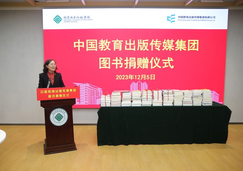 侯慧君代表学院向冯云生书记、宋永刚总经理一行表示热烈欢迎，对中国教育出版传媒集团捐赠图书表示衷心感谢。在讲话中她强调，学院党委把贯彻落实习近平总书记重要指示批示精神作为首要政治任务，高度重视建设书香校园环境。传媒集团和学院两个单位分别是出版行业和干部教育培训的翘楚，有着全面深入有效的合作。她希望，集团和学院双方单位在未来奋进路上，能够继续精诚合作、携手共进，共同推动双方事业高质量发展，共同为推进教育强国建设作出新的更大贡献。