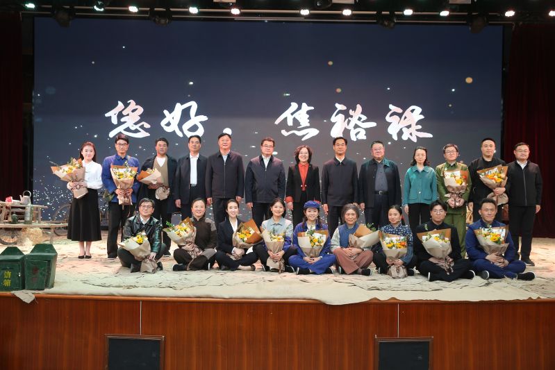 第71期高校领导干部进修班、第71期高校中青年干部培训班、第53期全国省、地督学培训班、第44期全国县市教育局长培训班在训学员代表、大兴区团委代表及学院教职工约500人观看课程。课程结束后，双方领导同授课教师及演职人员合影留念。（撰稿：宣传中心 刘博见；图片：信息技术部 焦阳、宣传中心 惠敏华；审核：宣传中心 李海鹏）