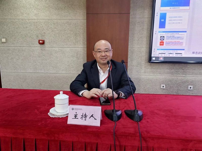 论坛由上海师范大学副校长张峥嵘主持。