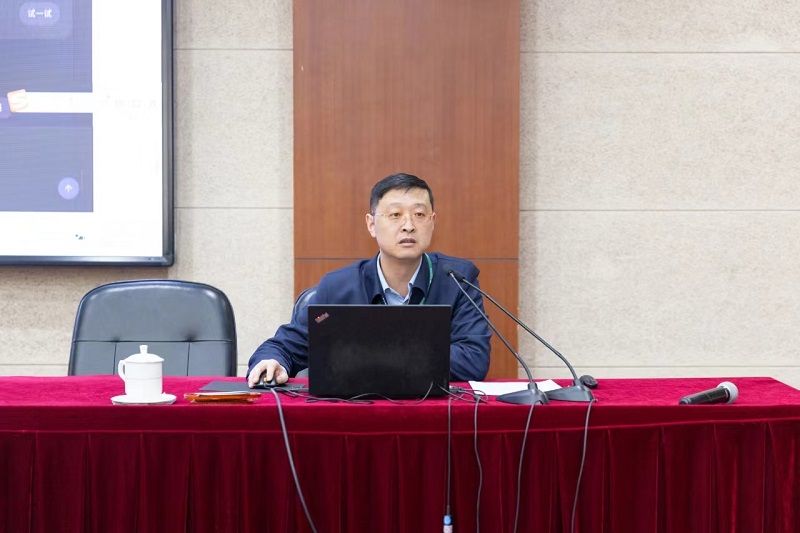 为弘扬传播地方传统文化，营造浓厚活跃的文化氛围，3月21日，第71期高校中青班举办了第一期文化沙龙。本期文化沙龙由三班具体承办，主题是“寻味东西 醉美南北——夏晋云舞 新有所蜀”。文化沙龙主要有两个环节，第一环节是来自宁夏、新疆、四川、云南、山西五个省份的五位学员分享家乡的文化特色，第二个环节是五个省份特色美食品鉴活动。活动在三班学委王瑞烽主持下拉开帷幕。
王鹏分享了《塞上江南 美美与共——您所不知道的宁夏之美》，从宁夏之美，美在历史悠久、美在雄宏壮阔、美在栩栩如生等八个方面解读了宁夏之美，真想给心灵放个假。