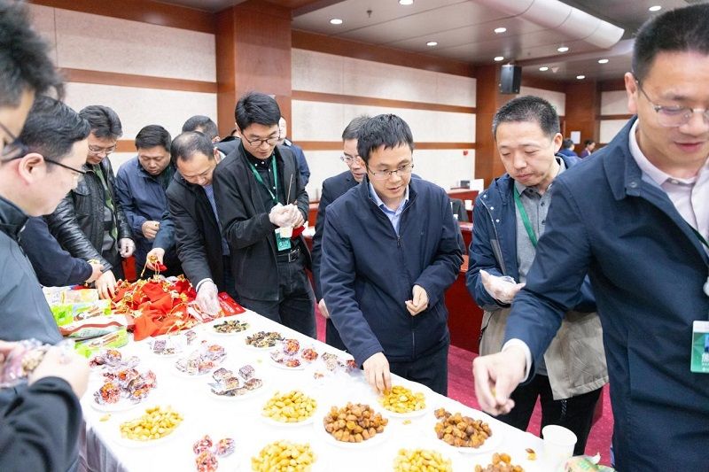 分享结束后，进入了品鉴环节，色香味俱全的地方美食让大家陶醉其中，流连忘返。本次文化沙龙为中青班的学员们搭建了一个学习交流平台，营造了轻松愉快的学习氛围，促进了学员们相互了解。以美育人，以文化人，文化沙龙让大家深刻地体验和感悟了灿烂的中华文化，立志为增强文化自信，建设文化强国贡献力量。
（撰稿人：重庆中医药学院 罗东；审稿人：张虹）
