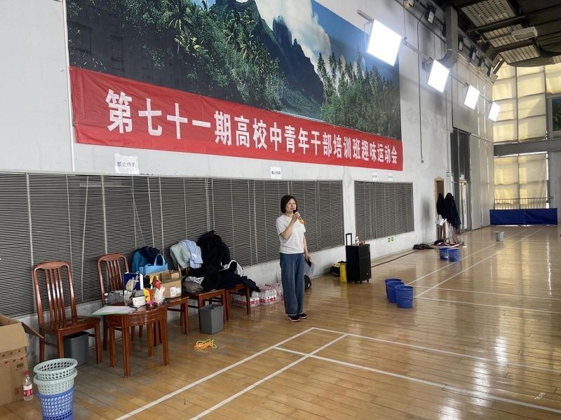 3 月 29 日,第71期高校中青年干部培训班趣味运动会在体育馆三层羽毛球馆顺利举行。
本次运动会以小班为单位共组4队,设置螃蟹背西瓜、抛绣球、足球射门接力、六人七足、踢毽子、迷你“铁人三项”等6个赛事项目。
活动伊始,运动员代表邱峰、裁判员代表张学勇分别作了发言。随着总班主任郭丽娟在致辞中宣布“第七十一期高校中青年干部培训班趣味运动会开始”,比赛拉开了帷幕。
3 月 29 日,第71期高校中青年干部培训班趣味运动会在体育馆三层羽毛球馆顺利举行。
本次运动会以小班为单位共组4队,设置螃蟹背西瓜、抛绣球、足球射门接力、六人七足、踢毽子、迷你“铁人三项”等6个赛事项目。
活动伊始,运动员代表邱峰、裁判员代表张学勇分别作了发言。随着总班主任郭丽娟在致辞中宣布“第七十一期高校中青年干部培训班趣味运动会开始”,比赛拉开了帷幕。