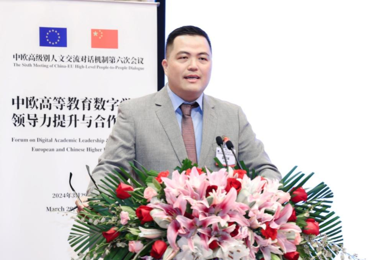 主旨发言围绕“学术领导力及中欧高校合作”的主题展开,主旨发言环节由欧盟-亚洲中心董事会副主席,浙江大学求是讲席教授沈伟主持。 主旨发言围绕“学术领导力及中欧高校合作”的主题展开,主旨发言环节由欧盟-亚洲中心董事会副主席,浙江大学求是讲席教授沈伟主持。