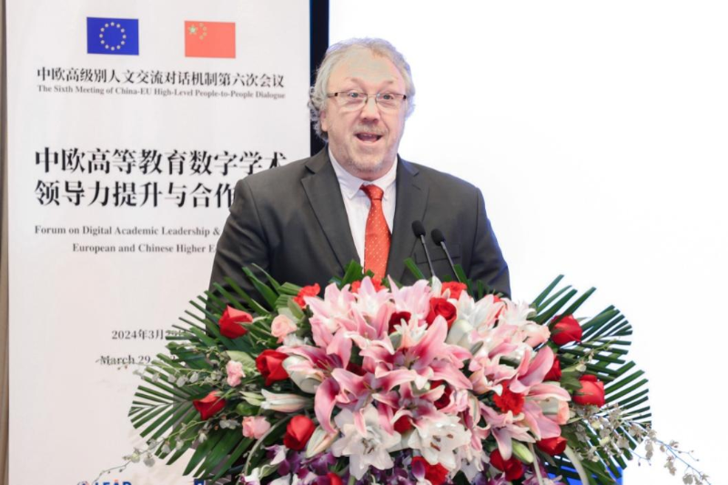 布鲁塞尔自由大学心理与教育学院学术事务主任、教授保罗•维勒曼围绕“大学教授的发展、表现和福祉”做主题分享。 布鲁塞尔自由大学心理与教育学院学术事务主任、教授保罗•维勒曼围绕“大学教授的发展、表现和福祉”做主题分享。