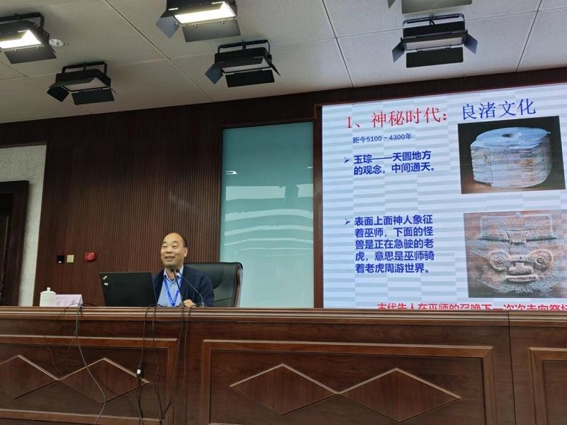 中国地质大学（武汉）地球科学学院院长吴元保以《玉石文化之旅》为题，分三个部分别介绍了玉石与中国传统文化的联系，玉石的分类并重点介绍了和田玉和翡翠两类主要玉石的定义、特征、类型和主要鉴定技巧，并对目前国内玉文化市场进行梳理介绍。