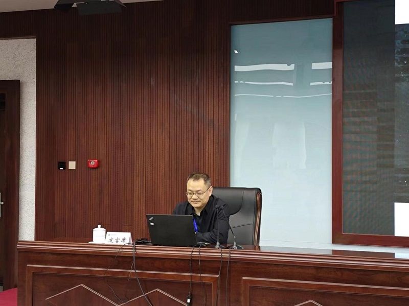 为传播弘扬中华优秀传统文化，营造浓厚的文化学习氛围，4月8日，第26期高校中层干部专题研修班举办文化沙龙活动，7位学员围绕“人文·旅行·健康·养生”等主题，给研修班全体学员带来了一场精彩纷呈的文化大餐。临时党总支书记孙艳主持文化沙龙。
                                西安电子科技大学档案馆（校史馆、博物馆）馆长秦明以《背靠秦岭，健康生活》为题，结合历时七年、徒步千余公里，在秦岭南坡寻访中国最后山村，撰写游记的经历以及由此引发的思考为大家展开了一幅秦岭之中静谧而悠然的画卷。他从十余年前与秦岭结缘开始讲起，次第展开了在岭间行走时的见闻与思考。从路过到记录，从记录到写作，直到最终著成《远村行走》这本游记散文集。通过讲述，让大家完整了解了他步履的踪迹和心灵的旅程。