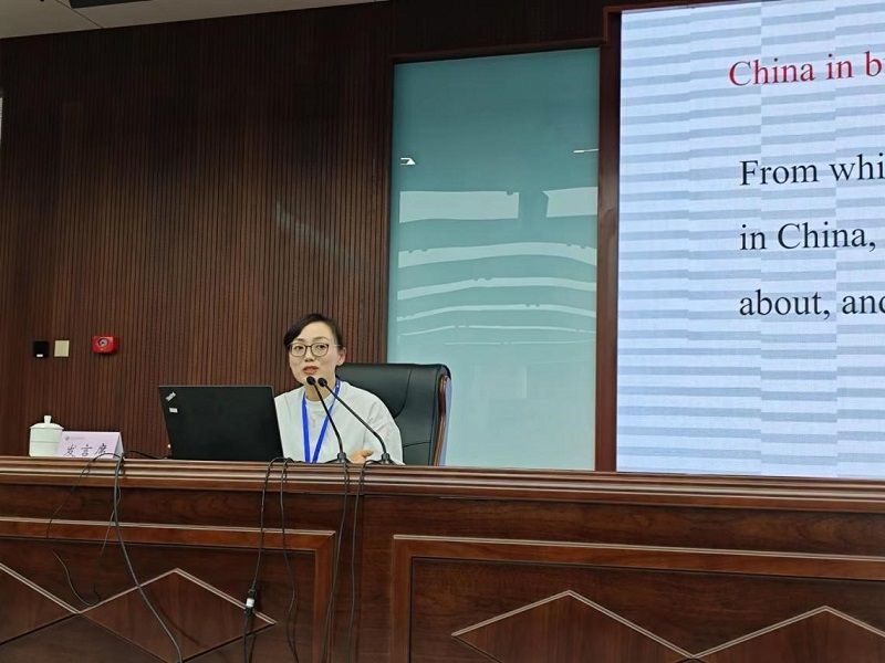浙江中医药大学人文与管理学院副院长张红霞以《新词漫话》为题，围绕流行语里的中国印象（China in buzzwords)这个主题，以漫谈的方式介绍了流行语产生的社会背景、文化内涵、构词方式以及传播意义。透过汉英流行语的趣谈，带领学员们领略新词产生与变迁的社会意义：了解当代中国社会的热点，老百姓们的生活状态与心理需求，以及向世界传播的中国声音。