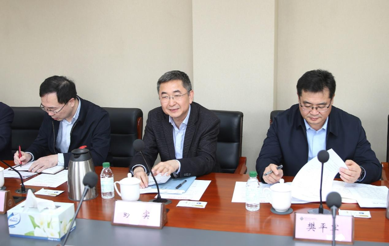 彭实代表学院对中央和国家机关工委一行的到来表示欢迎,并围绕对方调研问题重点介绍了学院事业发展基本情况。他指出,学院始终坚持党校姓党原则,根据教育部党组的部署,围绕教育部党组中心工作和教育改革发展关键问题举办各类培训班,构建起了以干部和教师教育培训为主体、面授培训和网络培训为支撑的“一体两翼”培训格局。推动干部教育培训工作高质量发展,是新时代干部教育培训工作的新使命、新要求,也是我们共同面对的课题。希望在中央和国家机关工委的支持指导下,学院的姓党旗帜更鲜明,办学质量更上新台阶。樊平军从学院培训格局、培训效果、社会影响、组织方式、制度保障、专业化发展等方面,详细汇报了学院开展干部、教师培训工作的基本情况、经验做法以及存在的主要问题。随后,双方围绕基本培训、网络培训等问题进行了深度交流。 彭实代表学院对中央和国家机关工委一行的到来表示欢迎,并围绕对方调研问题重点介绍了学院事业发展基本情况。他指出,学院始终坚持党校姓党原则,根据教育部党组的部署,围绕教育部党组中心工作和教育改革发展关键问题举办各类培训班,构建起了以干部和教师教育培训为主体、面授培训和网络培训为支撑的“一体两翼”培训格局。推动干部教育培训工作高质量发展,是新时代干部教育培训工作的新使命、新要求,也是我们共同面对的课题。希望在中央和国家机关工委的支持指导下,学院的姓党旗帜更鲜明,办学质量更上新台阶。樊平军从学院培训格局、培训效果、社会影响、组织方式、制度保障、专业化发展等方面,详细汇报了学院开展干部、教师培训工作的基本情况、经验做法以及存在的主要问题。随后,双方围绕基本培训、网络培训等问题进行了深度交流。