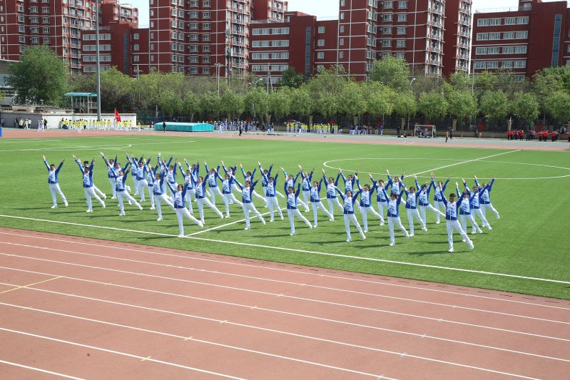 学院运动员在广播体操比赛中。