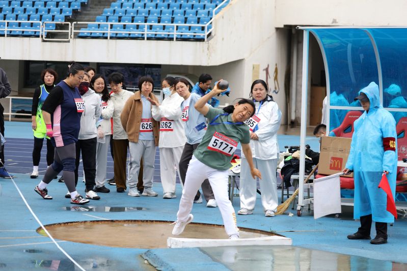 学院运动员在铅球比赛中。