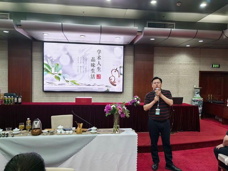 5月10日，由第71期高校中青年干部培训班一班承办的第三期文化沙龙以“学术人生·品味生活”为题在校长大厦一层敬业厅举办。贵州大学茶学院党委书记覃昆、宁夏大学音乐学院党委书记贾述道、内蒙古农业大学食品科学与工程学院院长陈永福、北京体育大学运动医学与康复学院高级运动防护师阮槟分别作了精彩的专题知识分享。沙龙主持人为中北大学科学技术研究院院长丑修建和齐鲁工业大学政法学院院长赵金国。
此图为沙龙主持人中北大学科学技术研究院院长丑修建。