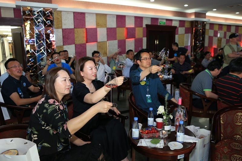 品酒环节，宋育阳讲解了葡萄酒的品酒知识并示范了品酒方法，学员们现场依次品鉴了西北农林科技大学自酿的桃红、冰酒、干白、干红4款葡萄酒。整个过程，大家带着好奇与求知的欲望，既了解到了西北农林科技大学葡萄酒学院“耕土耕心，酿酒酿人”的内涵，也学习到了悠久的葡萄酒文化和红酒品鉴知识，收获满满。  