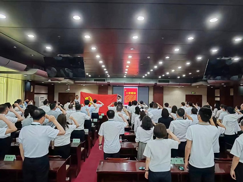 全体党员重温入党誓词，再忆入党初心，坚定理想信念，永葆对党忠诚的政治品格。