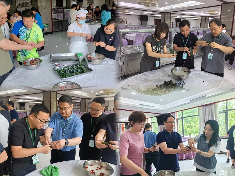 活动中,中青班学员们围坐在一起,纷纷拿出“看家本领”,将一片片粽叶包上糯米、大枣等馅料,用线绳捆扎起来包成一个个饱满的粽子。 活动中,中青班学员们围坐在一起,纷纷拿出“看家本领”,将一片片粽叶包上糯米、大枣等馅料,用线绳捆扎起来包成一个个饱满的粽子。