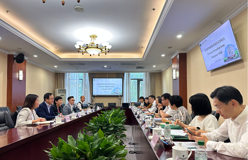 5月30日，新加坡教育部学校司副司长、教育领导中心主任杨国平一行四人到访我院交流会谈。学院副院长樊平军出席会谈，分管国际合作院领导陈丽萍主持会谈。国际合作交流处处长井美莹、进修二部主任舒刚、教务部副主任屈潇潇、教师工作与研究部副主任赵玄以及有关工作人员参加会谈。