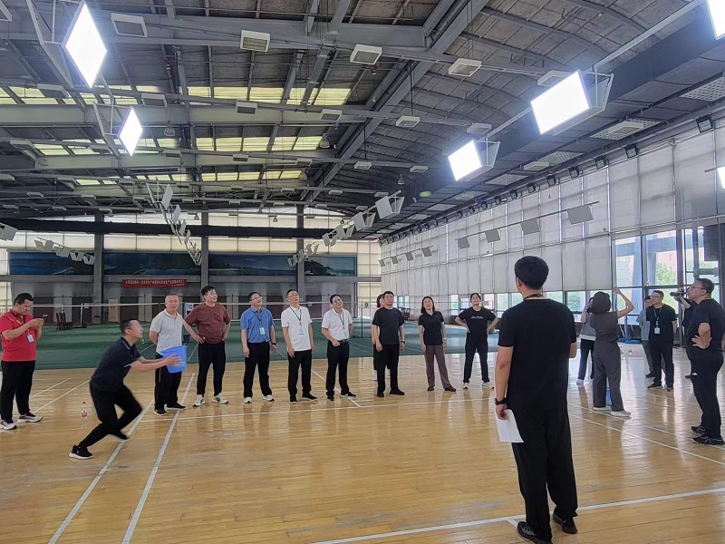 抛绣球的发球者和接球者配合默契,力度和分寸恰到好处。 抛绣球的发球者和接球者配合默契,力度和分寸恰到好处。