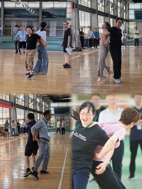 “螃蟹背西瓜”游戏惟妙惟肖,观众笑声不断。 “螃蟹背西瓜”游戏惟妙惟肖,观众笑声不断。